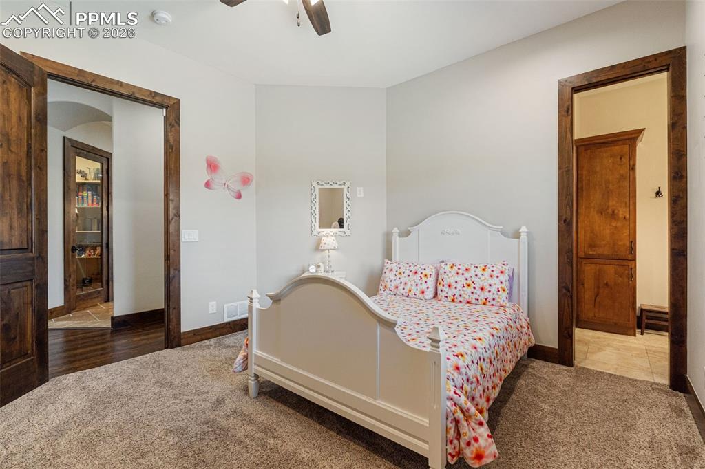 Image 29 of 50: Bedroom