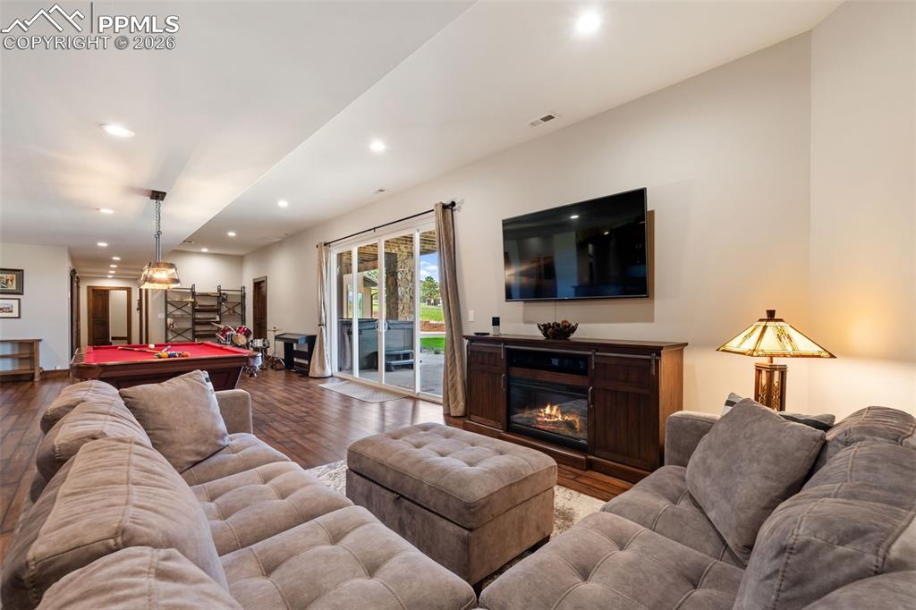 Image 35 of 50: Living Room