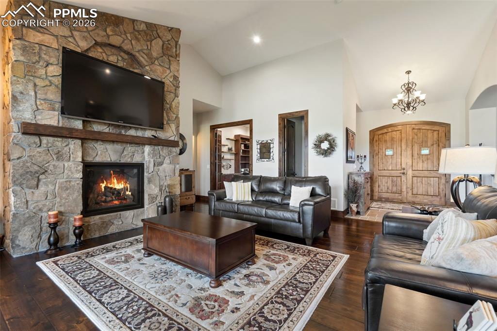 Image 4 of 50: Living Room