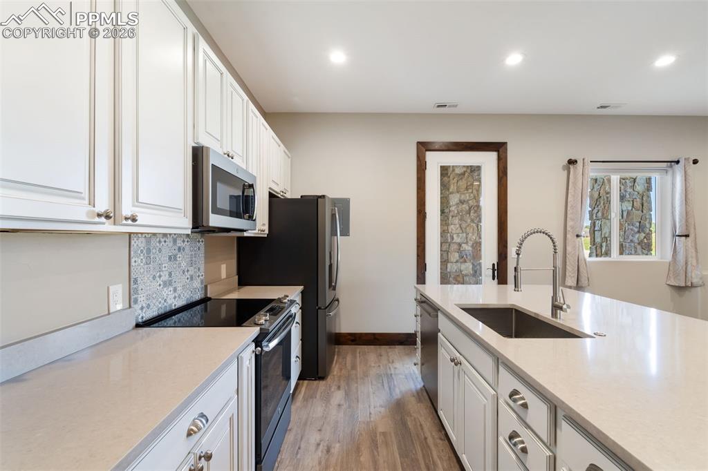 Image 41 of 50: Kitchen