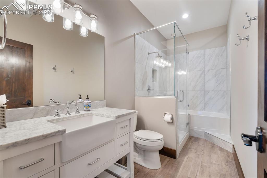 Image 42 of 50: Bathroom