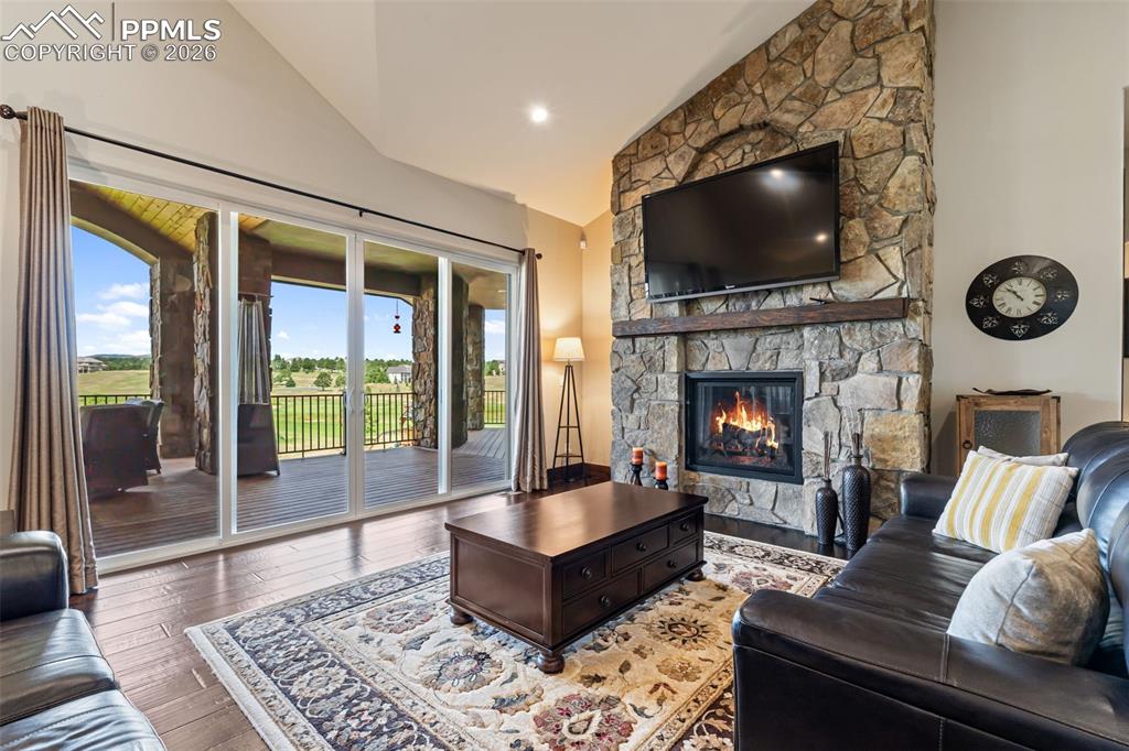 Image 5 of 50: Living Room