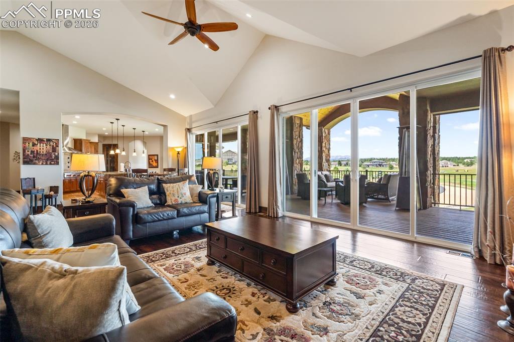 Image 7 of 50: Living Room