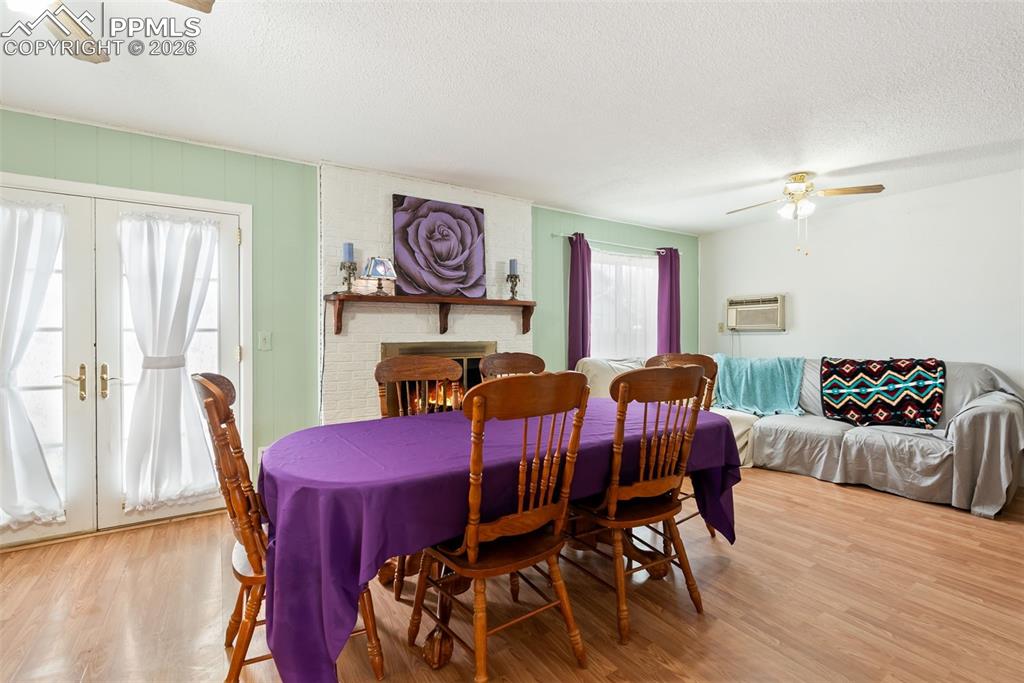 Image 11 of 50: Dining Area