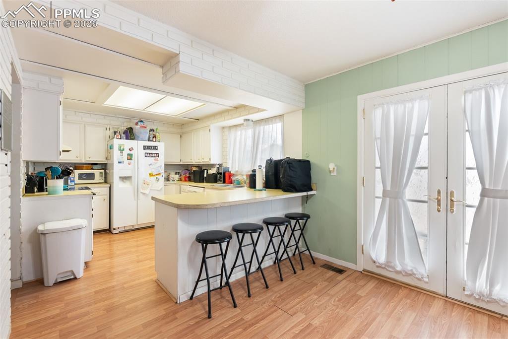 Image 15 of 50: Kitchen