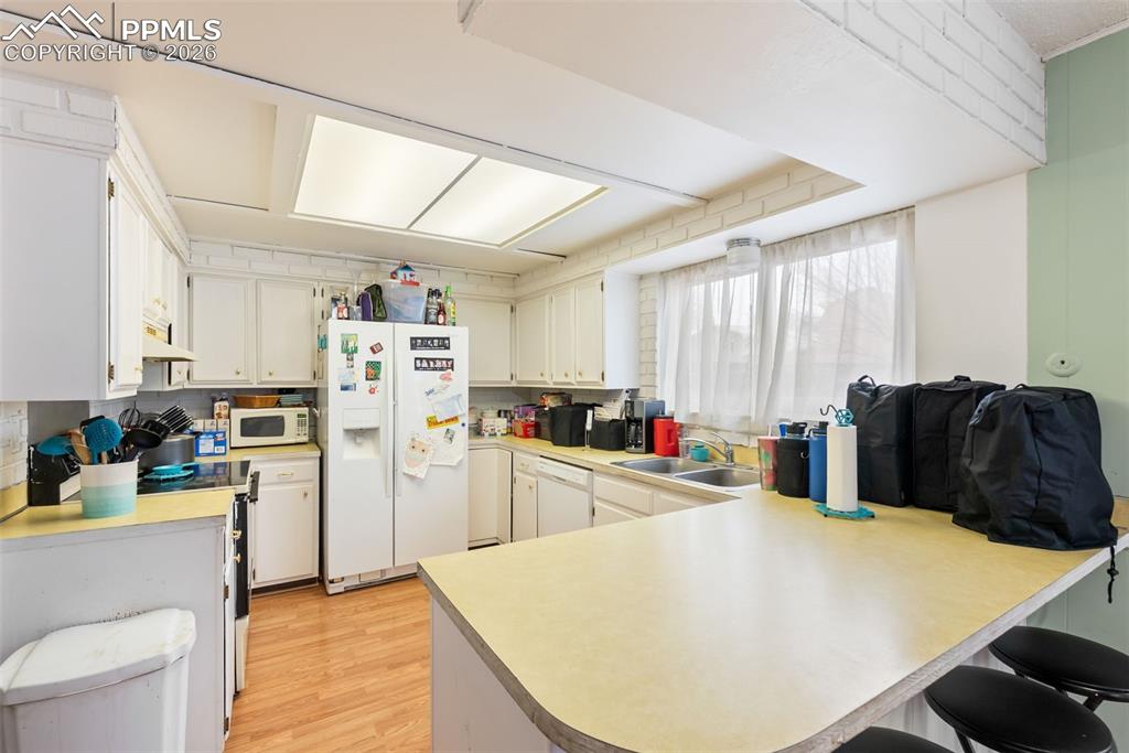 Image 16 of 50: Kitchen