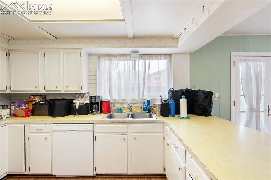 Image 17 of 50: Kitchen