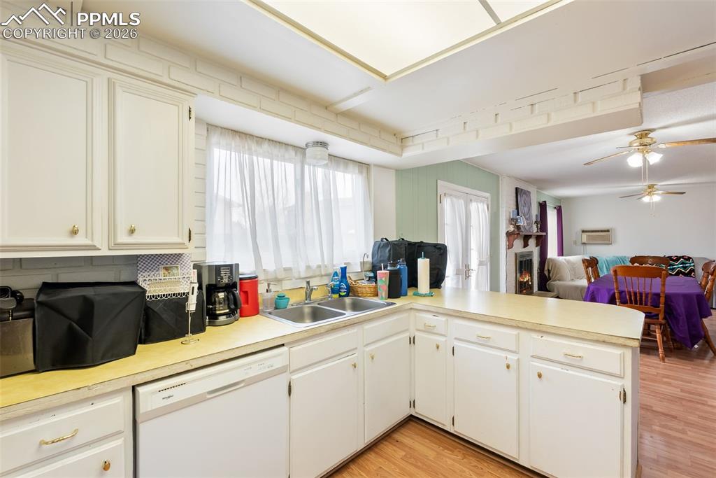 Image 18 of 50: Kitchen