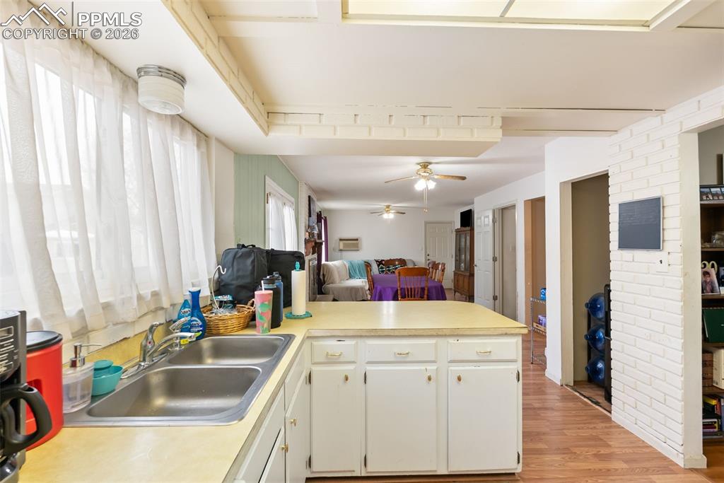 Image 19 of 50: Kitchen