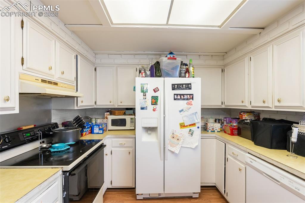Image 20 of 50: Kitchen