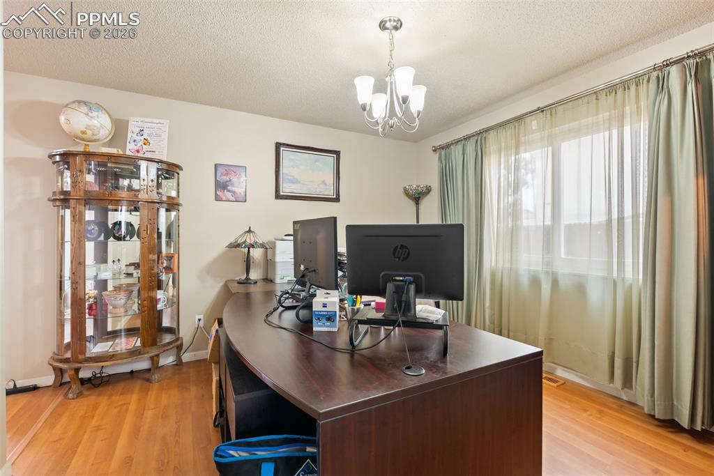 Image 8 of 50: Office