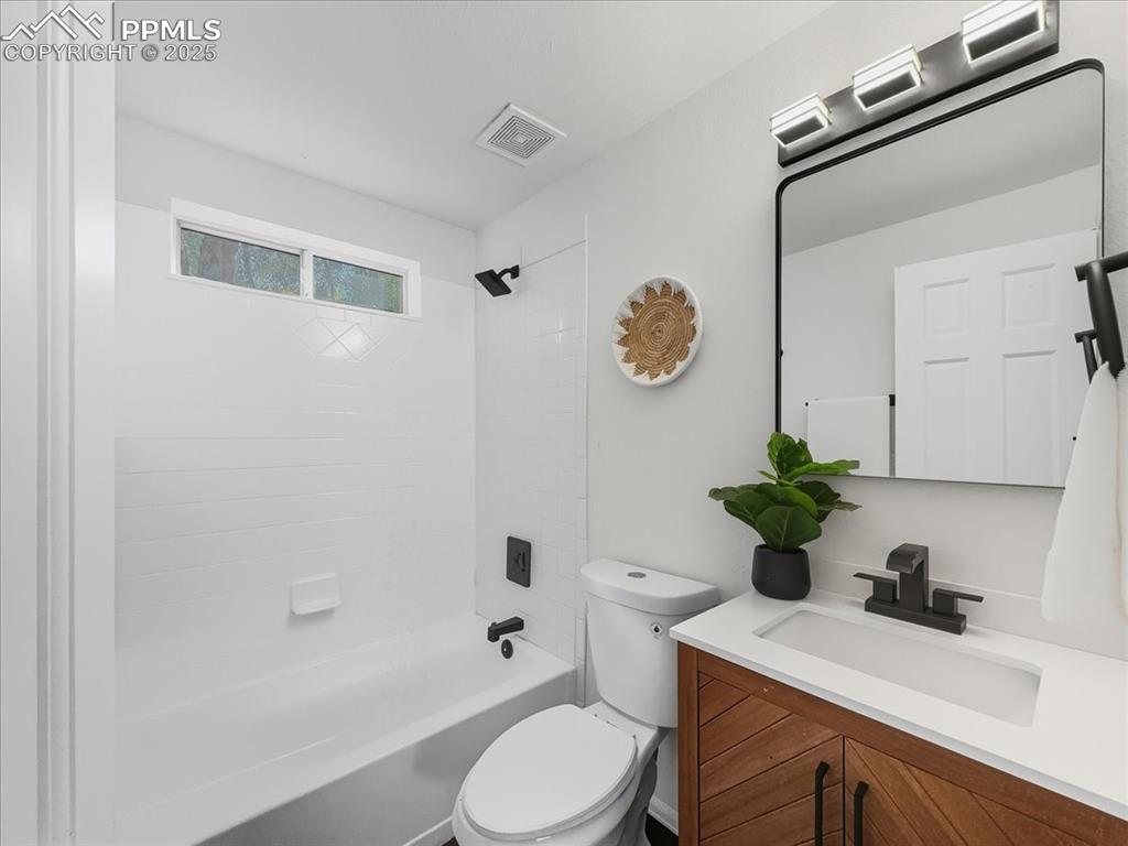 Image 15 of 49: Bathroom