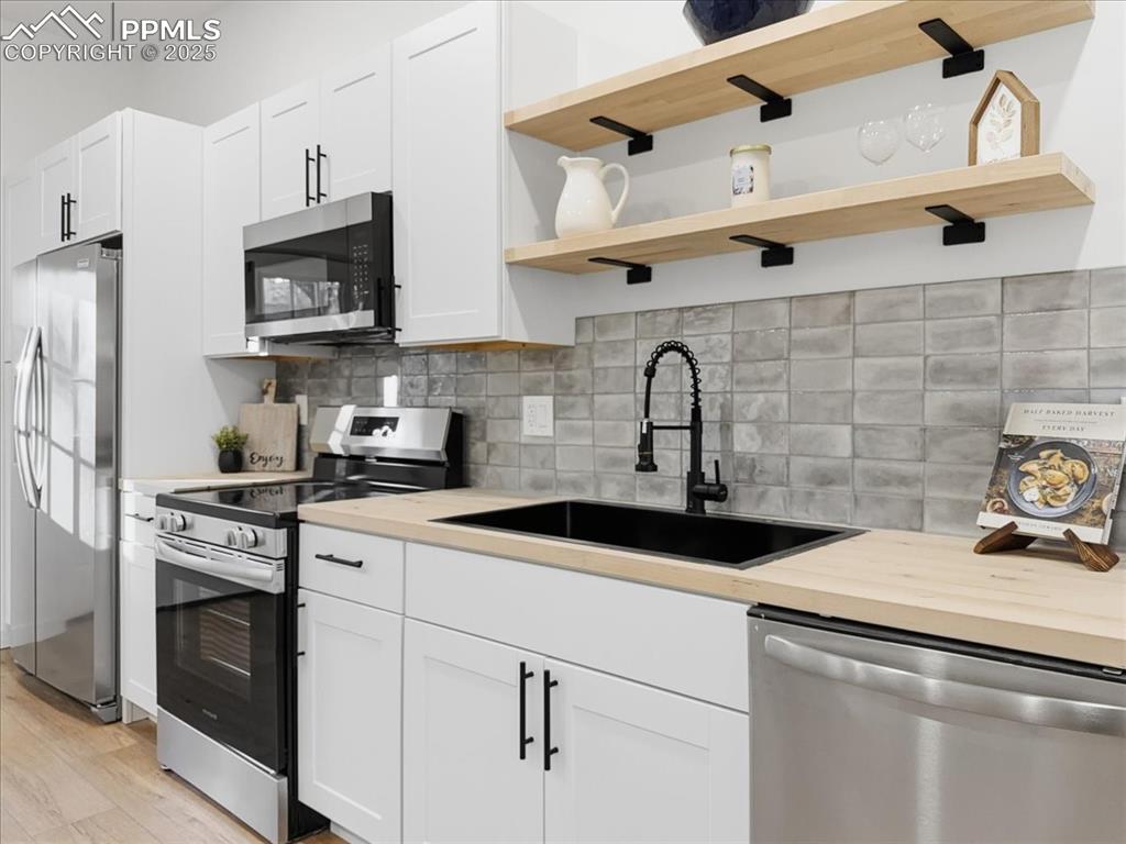 Image 30 of 49: Kitchen