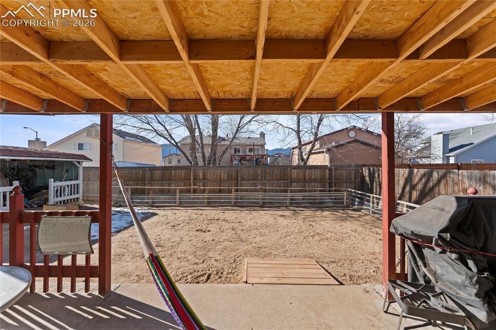 Image 16 of 21: Yard