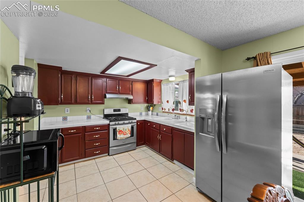 Image 7 of 21: Kitchen