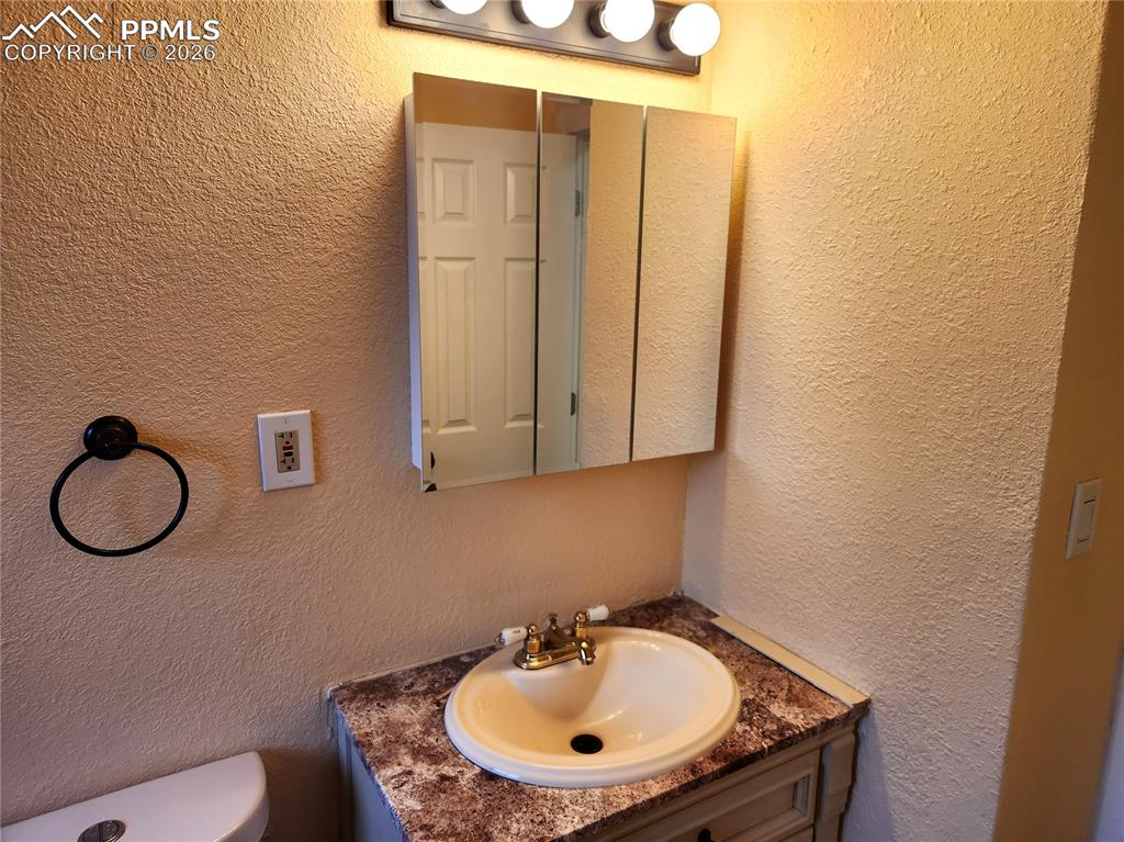 Image 19 of 38: Bathroom