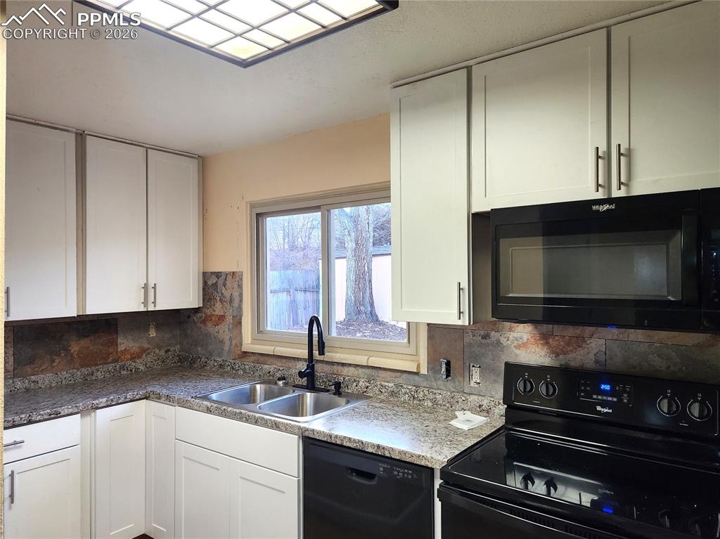 Image 7 of 38: Kitchen