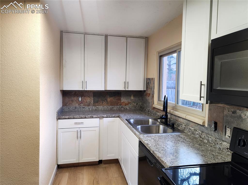 Image 9 of 38: Kitchen