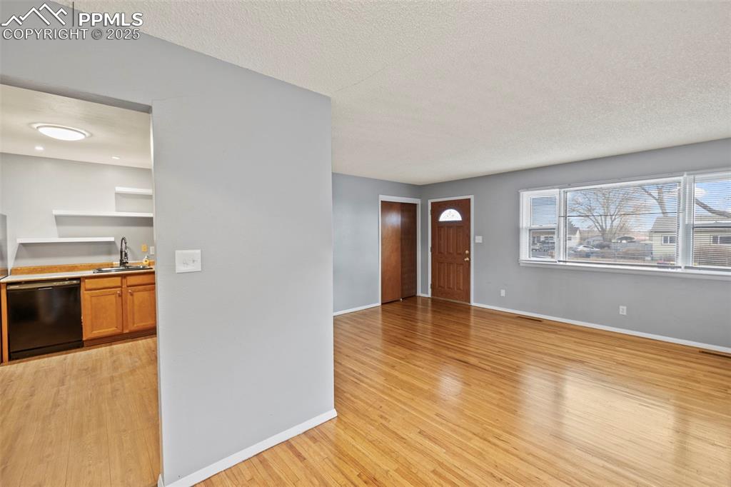 Image 19 of 43: Entry