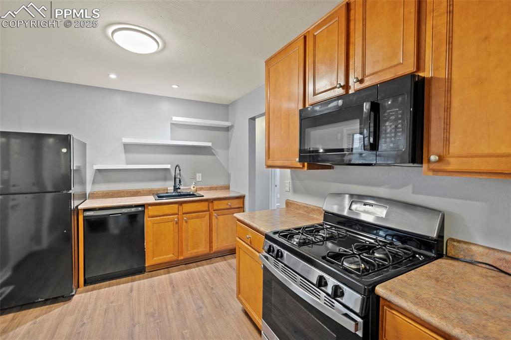 Image 3 of 43: Kitchen