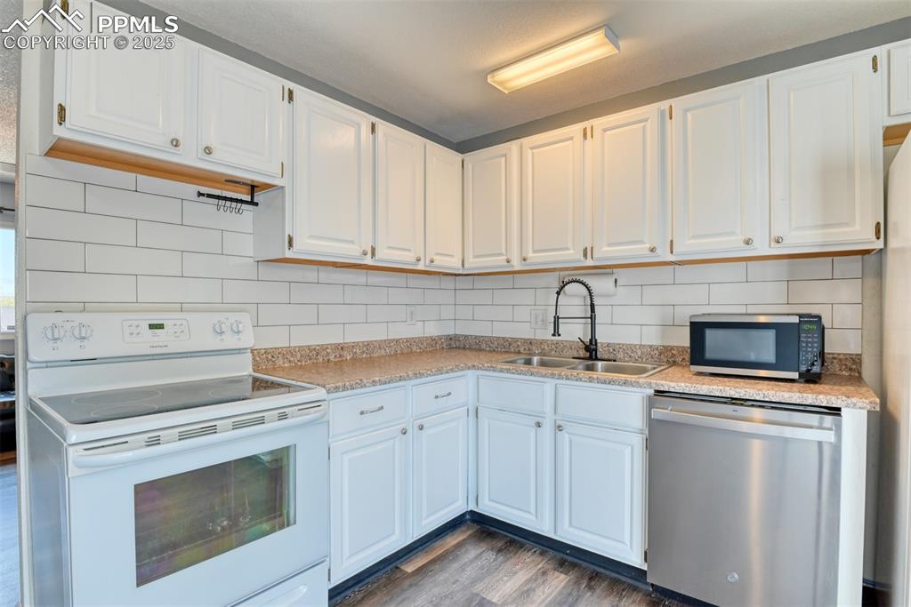 Image 13 of 46: Kitchen