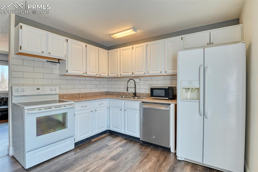 Image 15 of 46: Kitchen