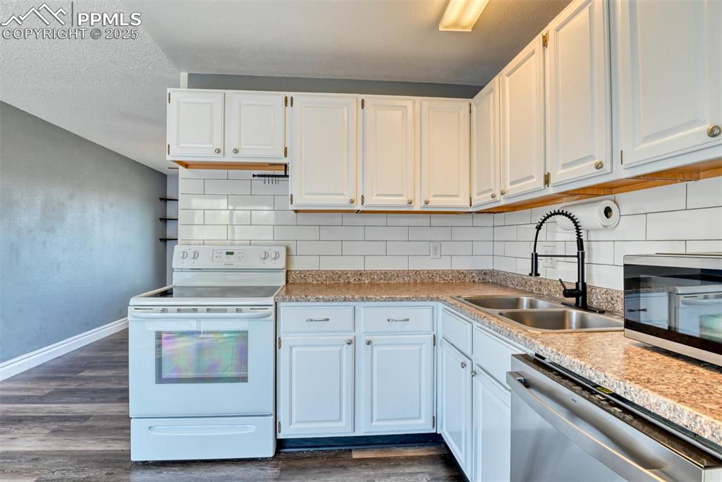 Image 16 of 46: Kitchen