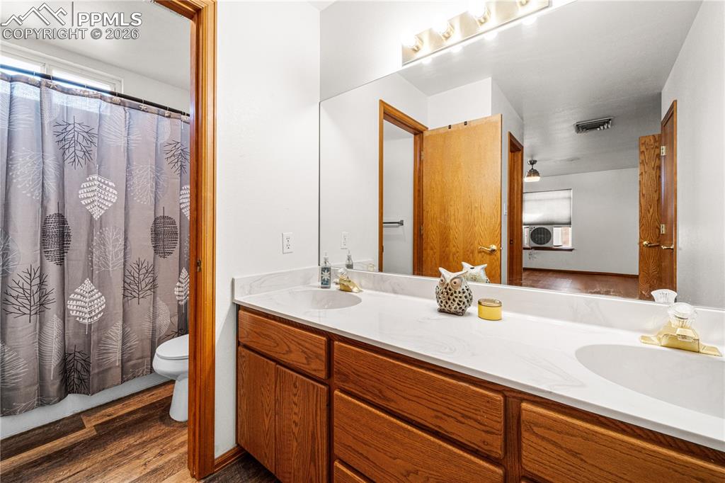 Image 12 of 22: Bathroom