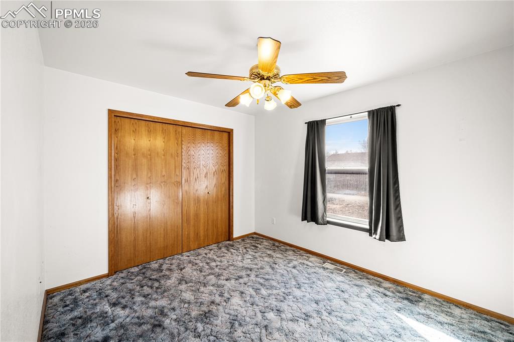 Image 18 of 22: Bedroom