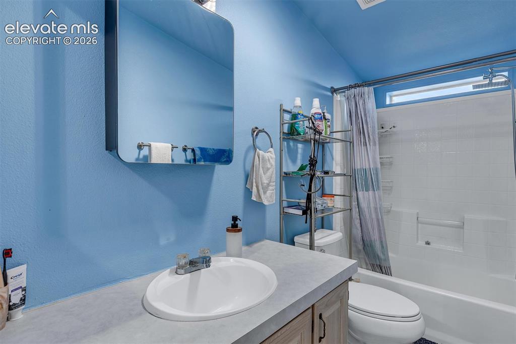 Image 19 of 35: Bathroom