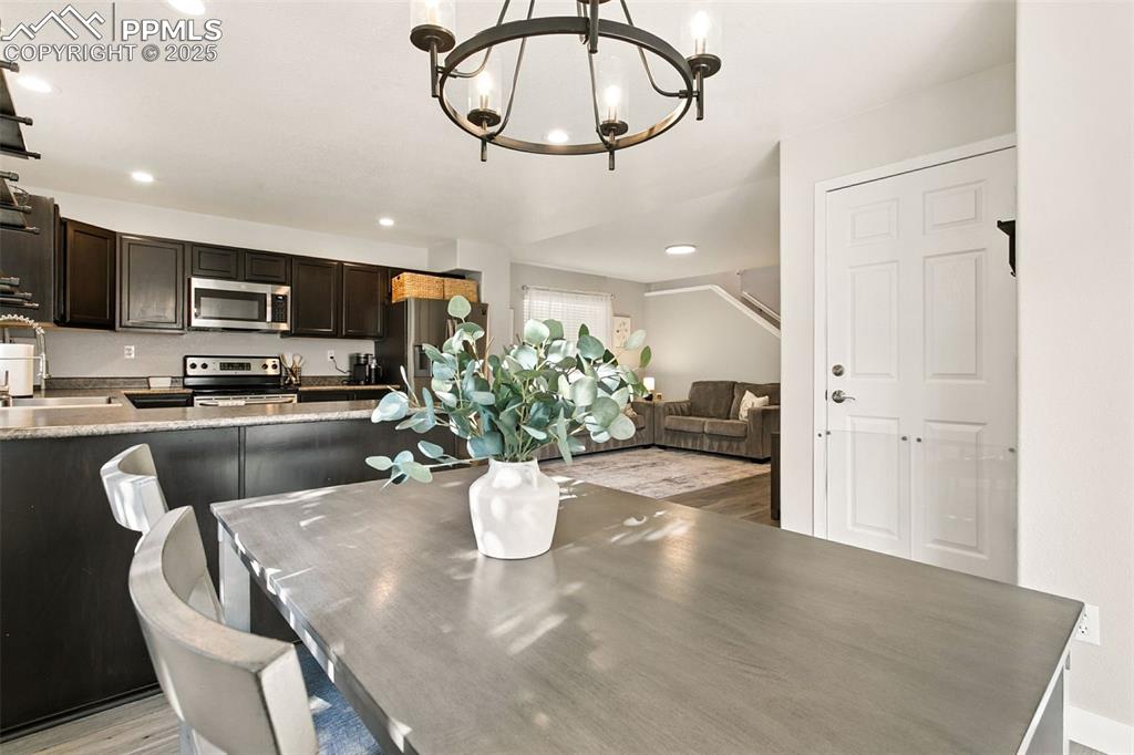 Image 10 of 28: Dining Area