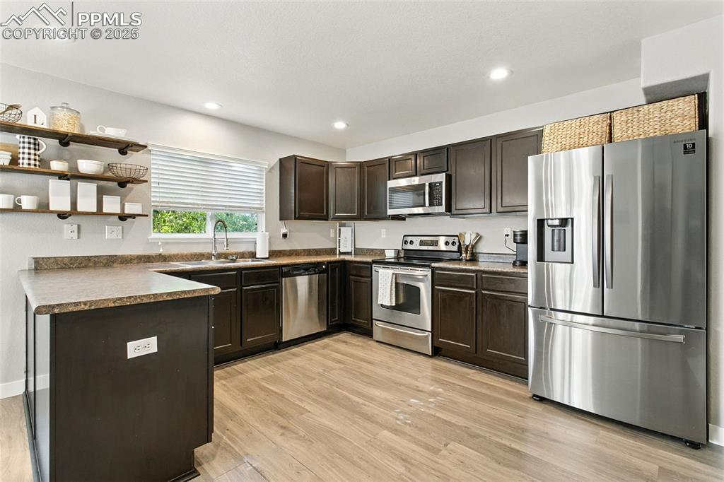 Image 11 of 28: Kitchen