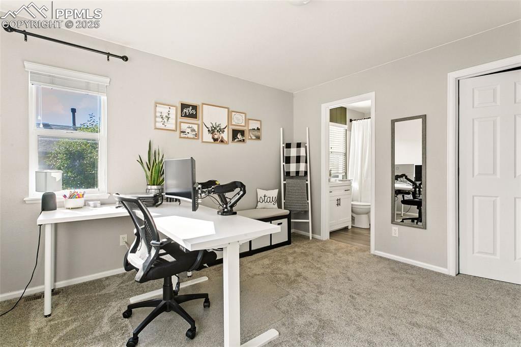 Image 17 of 28: Office