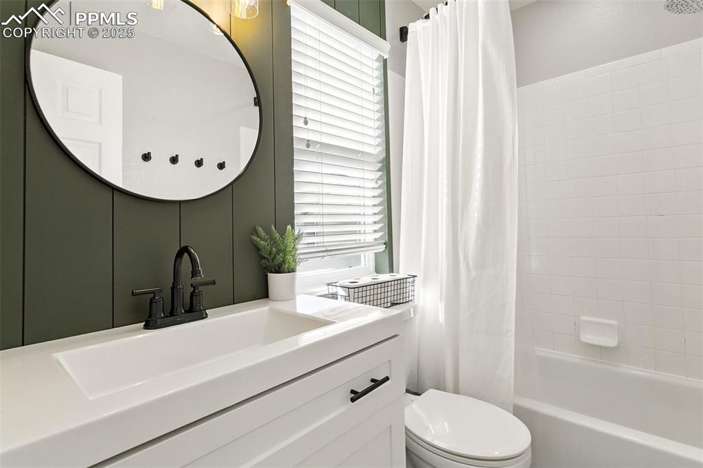 Image 20 of 28: Bathroom