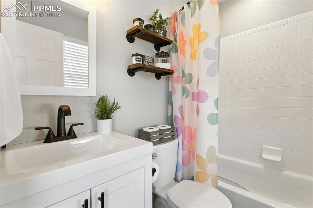 Image 23 of 28: Bathroom