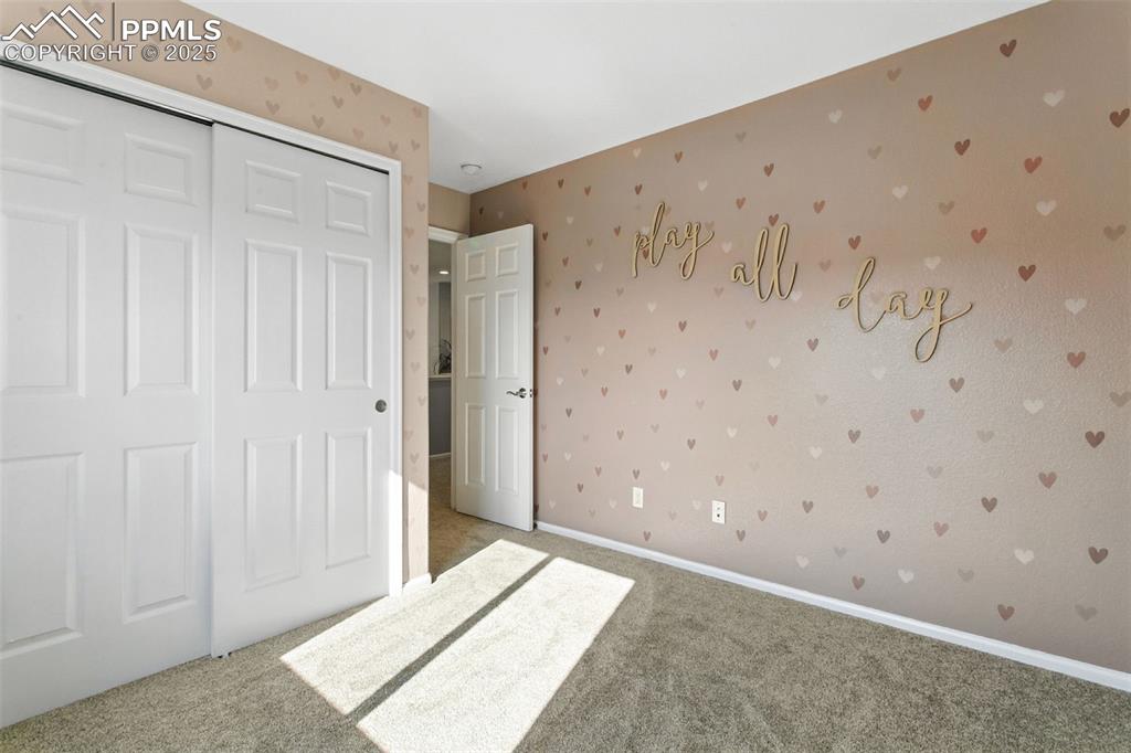 Image 25 of 28: Bedroom