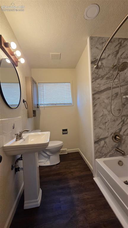 Image 14 of 16: Bathroom