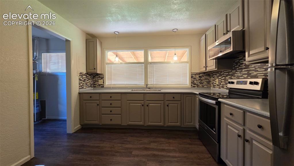 Image 5 of 16: Kitchen
