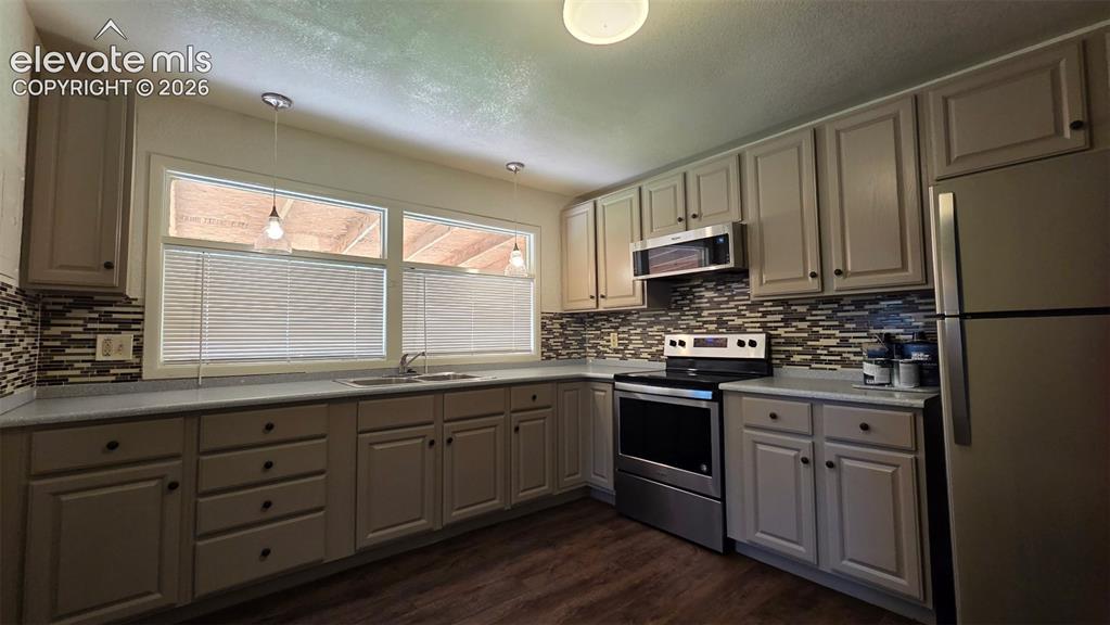 Image 6 of 16: Kitchen