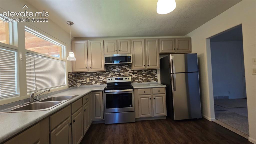 Image 7 of 16: Kitchen