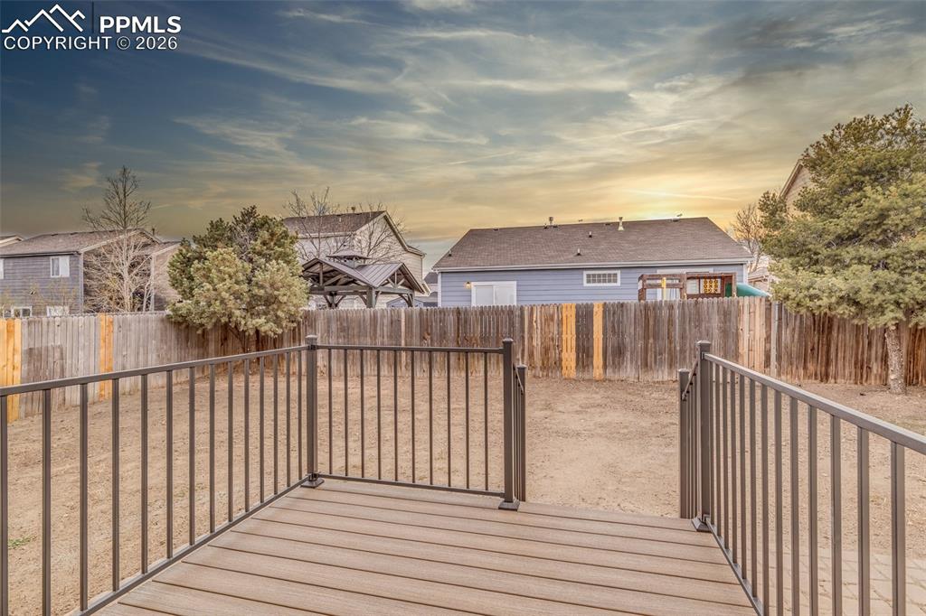 Image 14 of 26: Deck