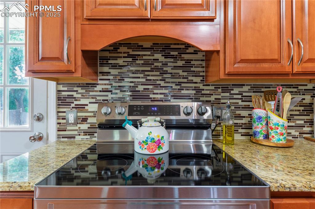 Image 13 of 40: Kitchen