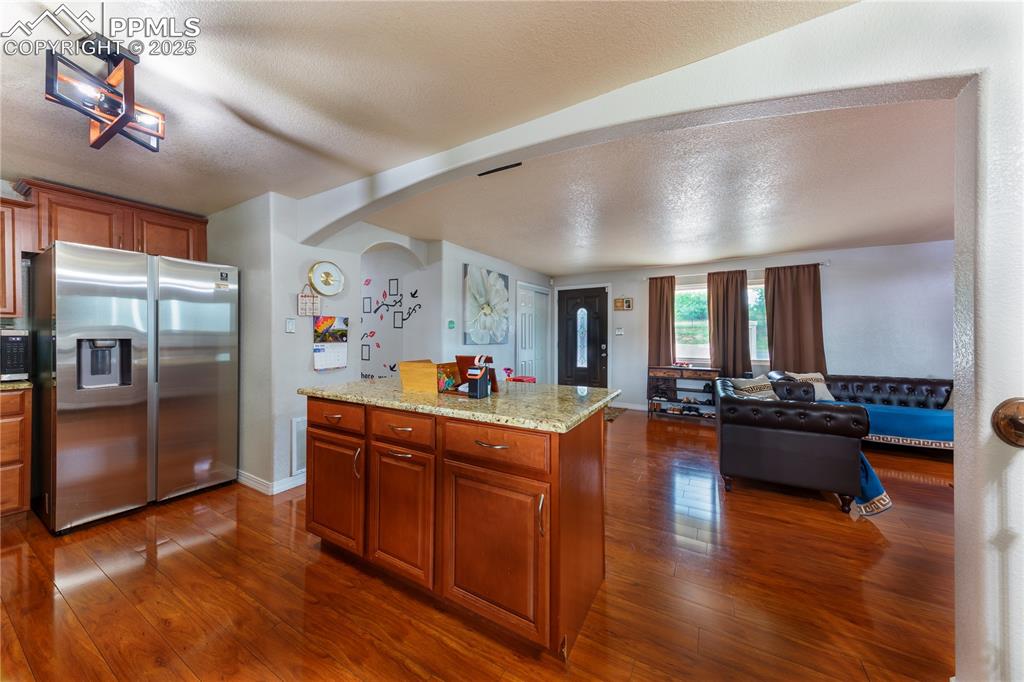 Image 14 of 40: Kitchen