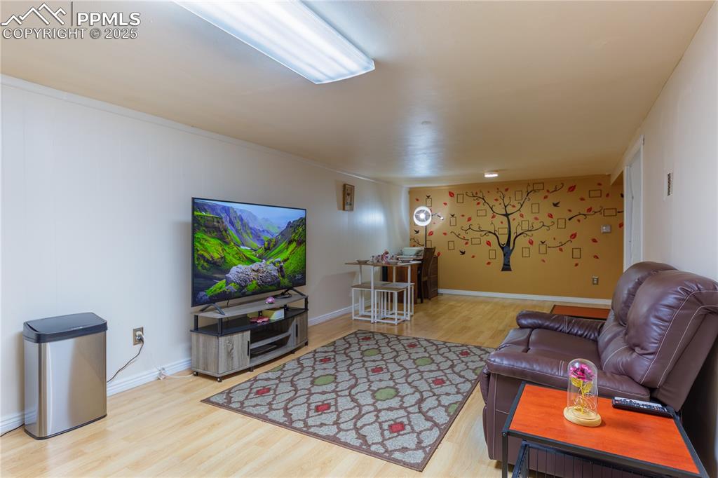 Image 26 of 40: Living Room