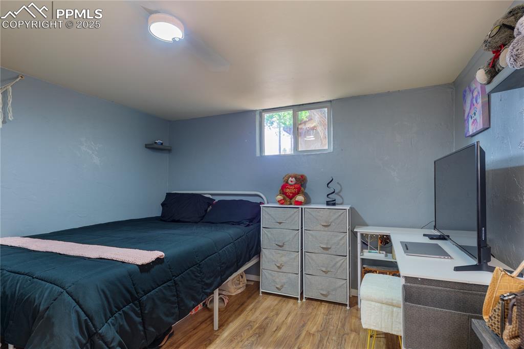 Image 27 of 40: Bedroom