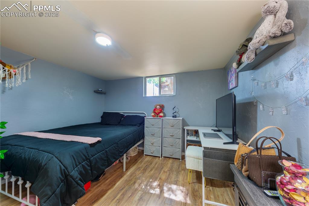 Image 28 of 40: Bedroom