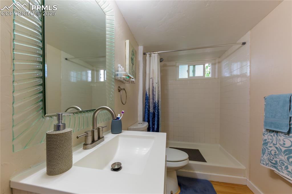 Image 31 of 40: Bathroom