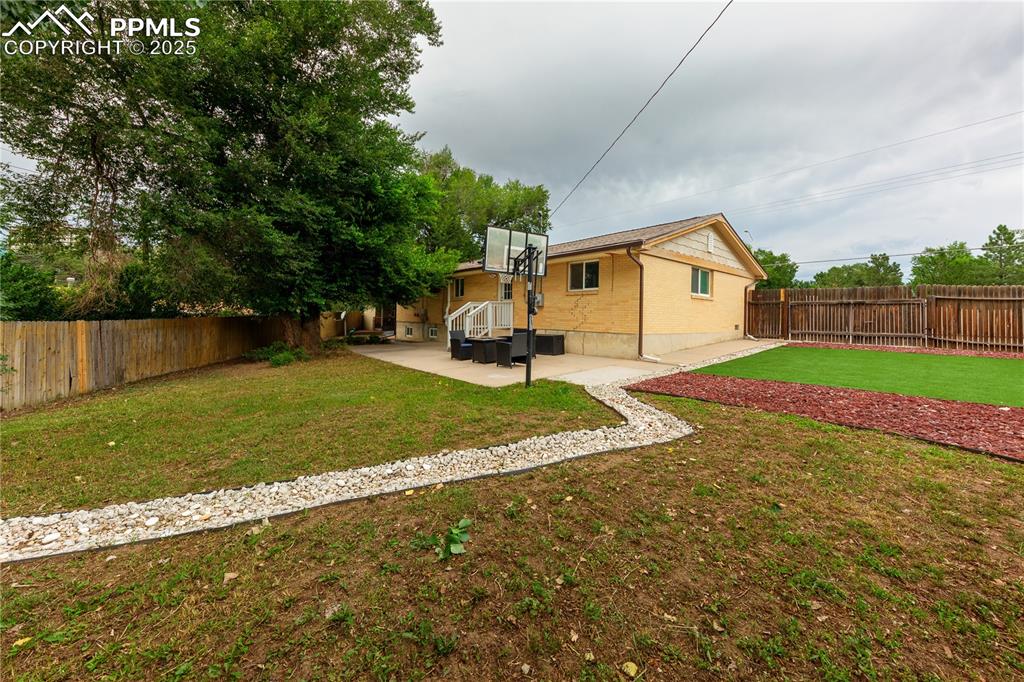 Image 35 of 40: Yard