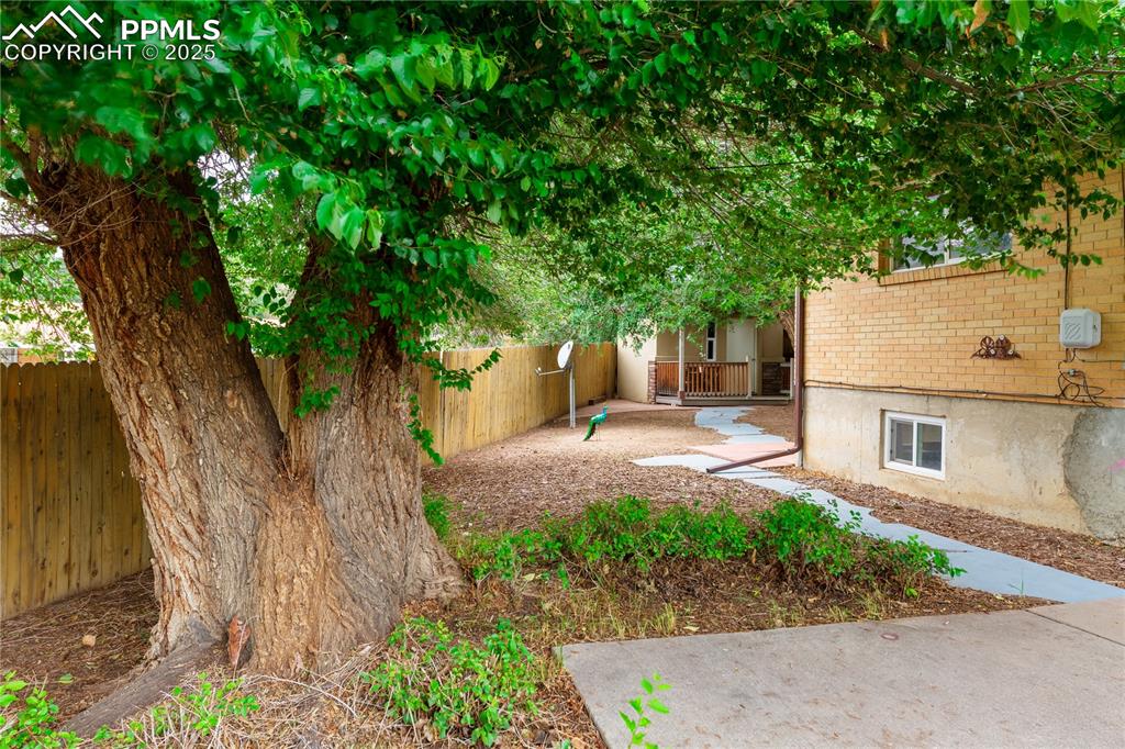 Image 38 of 40: Yard