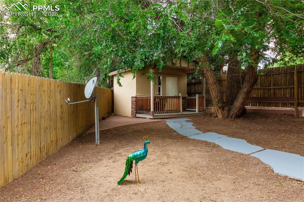 Image 39 of 40: Yard